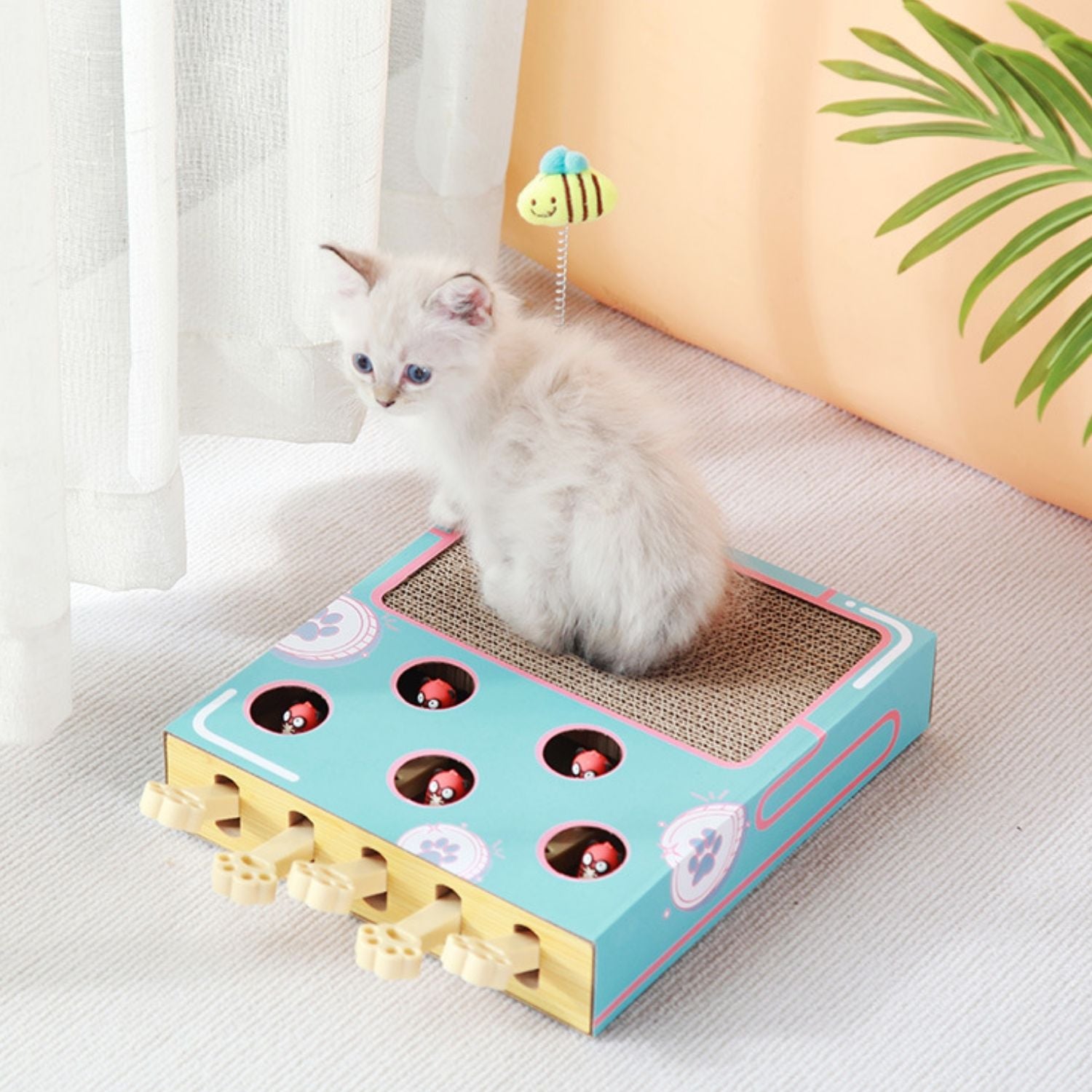 Interactieve Kattenkrabber detail gaten en speeltjes trillo.nl